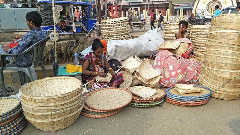 A woman waiting for customers to sell wicker baskets on the eve of Chhath festival, on Monday, October 23, 2017. Photo: THT