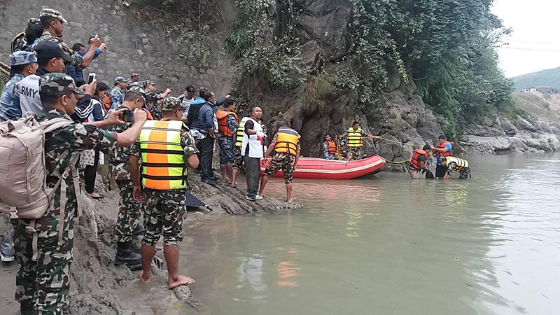 Joint team of security personnel searching for the missing passengers of the bus (Na 6 Kha 1467) that plunged into Trishuli River at Bange in Ghattabesi in Gajuri Rural Municipality-5 of Dhading district, on Saturday, October 28, 2017. Photo: Kashav Adhikari/THT