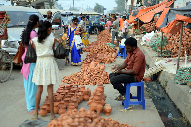Street vendors waiting to sell their earthen pots in Birgunj, on Sunday, October 15, 2017. Photo: RSS