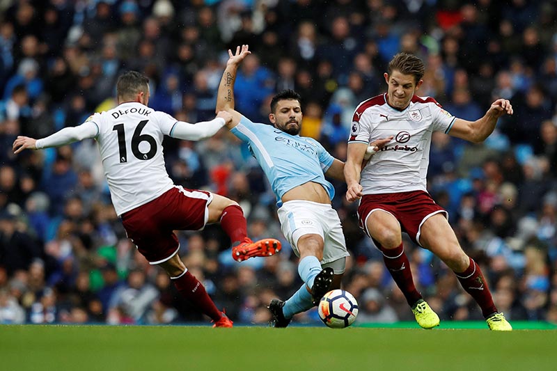 Manchester City's Sergio Aguero in action with Burnley's Steven Defour and James Tarkowski during the Premier League match between Manchester City and Burnley, at Etihad Stadium, in Manchester, Britain, on October 21, 2017. Photo: Reuters