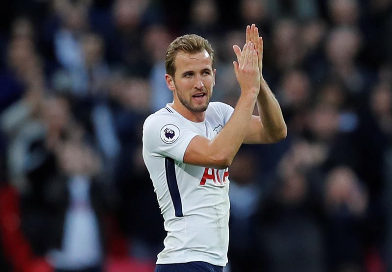 Tottenham's Harry Kane applauds fans as he walks off to be substituted after sustaining an injury during the Premier League match between Tottenham Hotspur and Liverpool, at Wembley Stadium, in London, Britain, on October 22, 2017. Photo: Reuters