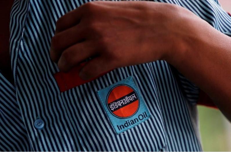 A logo of Indian Oil is seen on the shirt of an employee at a fuel station in New Delhi, India, on August 29, 2016. Photo: Reuters/ File