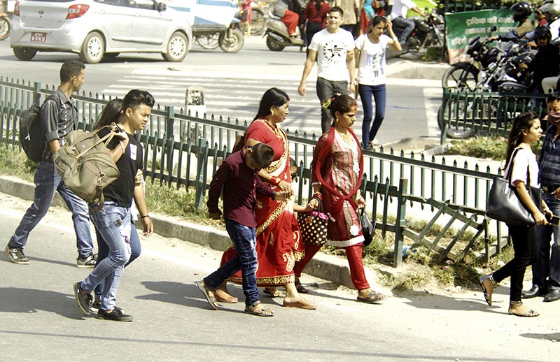 People return to Kathmandu Valley after celebrating Dashain with their relatives in their home districts,  on Tuesday, October 3, 2017. Photo: THT