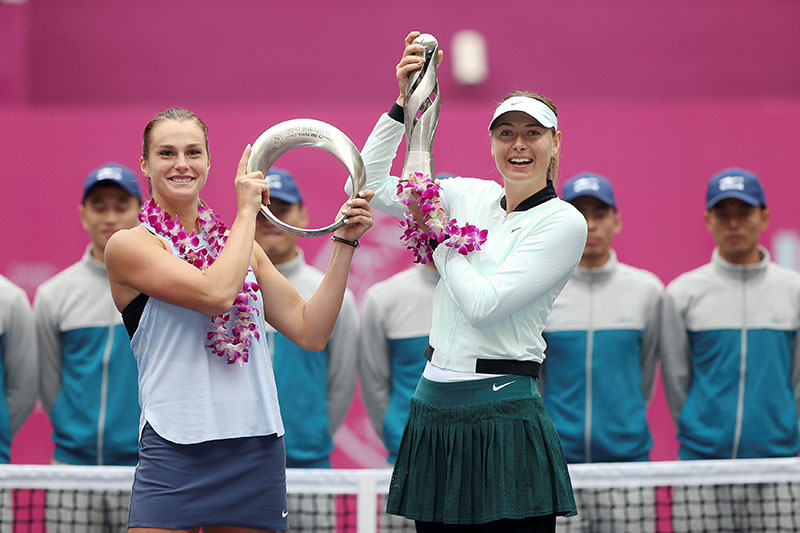 Winner Maria Sharapova of Russia (R) and Aryna Sabalenka of Belarus pose with their trophies after the match. Photo: Reuters