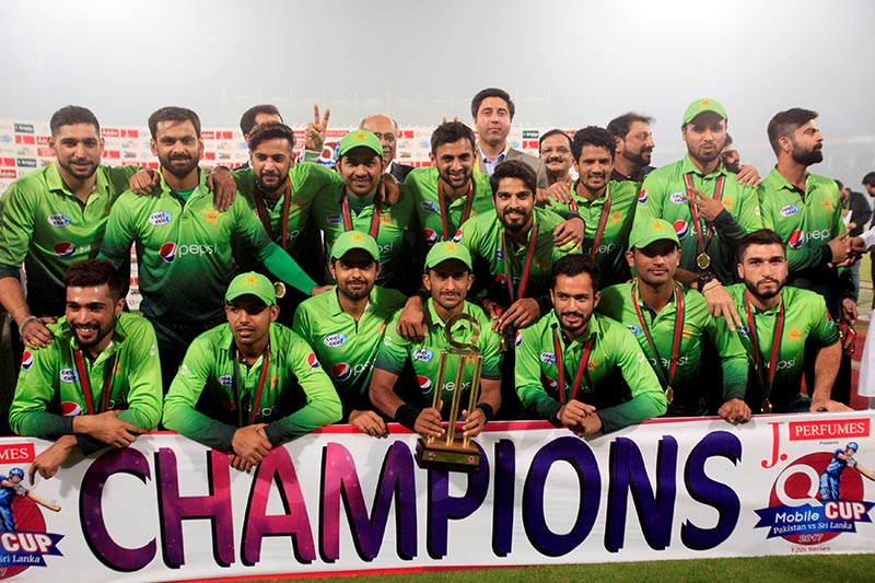 Pakistani cricket team celebrate with the trophy after winning the third and final Twenty20 cricket match against Sri Lanka in Lahore, Pakistan, on October 29, 2017. Photo: Reuters