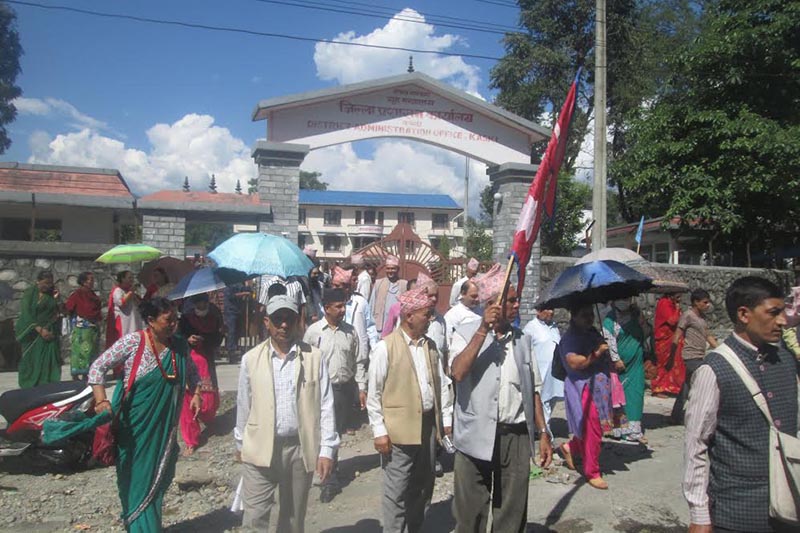 Representatives of various organisations staging a rally demanding restoration of the statue of Prithvi Narayan Shah at Prithvi Chowk, Pokhara, on Wednesday, October 11, 2017. Photo: THT