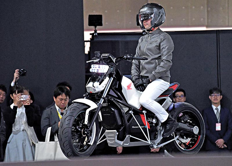 Honda Riding Assist-e performs a balance without rider's skill at the company's presentation during the Tokyo Motor Show in Tokyo on October 25, 2017. The motor show which started October 25 will last November 5. Photo: AFP