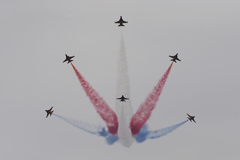 South Korean Air Force's Black Eagles aerobatic team performs during the press day of the 2017 Seoul International Aerospace and Defense Exhibition at Seoul Airport in Seongnam, South Korea, on Monday, October 16, 2017. Photo: AP