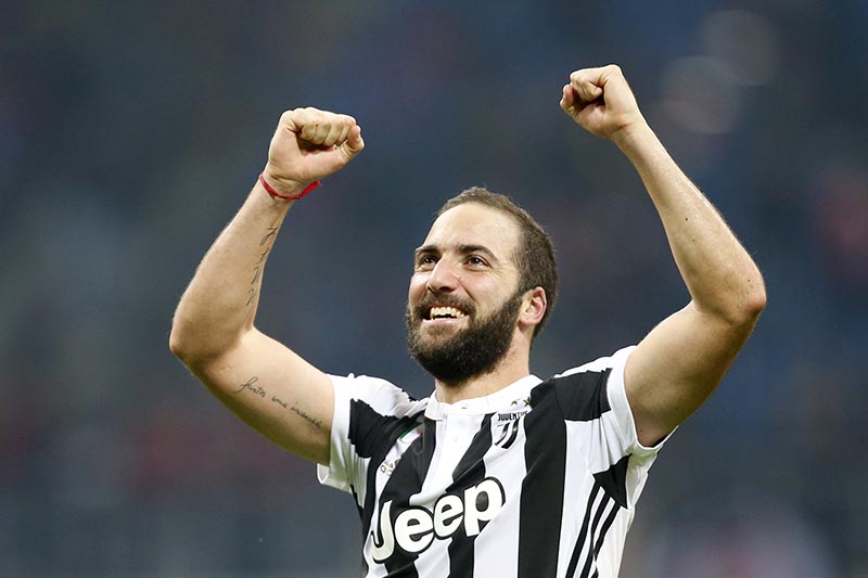 Juventus' Gonzalo Higuain celebrates after the end of the Serie A soccer match between AC Milan and Juventus, at the Milan San Siro stadium, Italy, on Saturday, October 28, 2017. Photo: AP