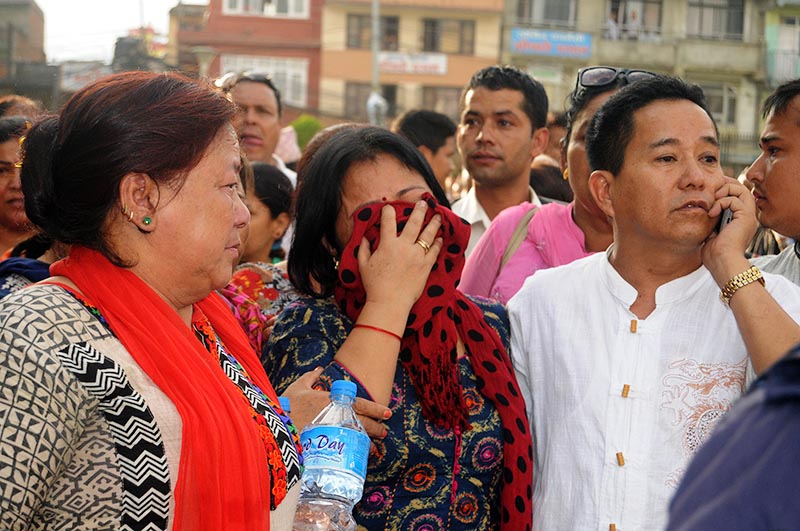 Grieving family members of Sharad Kumar Gauchan, president of Federation of Contractors Association, who was shot dead in broad daylight in Kathmandu, on Monday, October9, 2017. Photo: Balkrishna Thapa Chhetri/THT