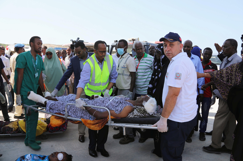 ATTENTION EDITORS - VISUAL COVERAGE OF SCENES OF INJURY  Paramedics assist a civilian injured during an explosion last Saturday in KM4 street in the Hodan district to board a Turkish military plane for medical evacuation at the Aden Abdulle International Airport in Mogadishu, Somalia October 16, 2017. Photo: Reuters