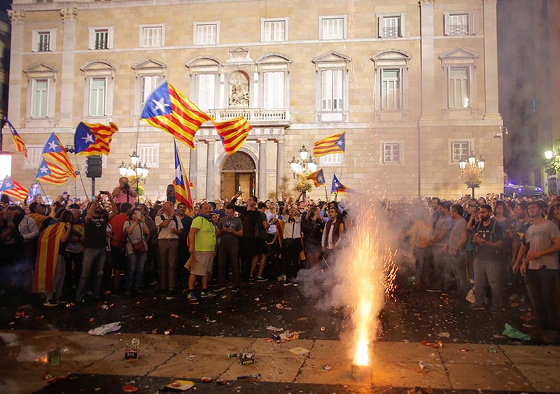 Fireworks are set off in front of the Catalan regional government headquarters during celebratrions after the Catalan regional parliament declared independence from Spain in Barcelona, Spain, on Friday, October 27, 2017. Photo: Reuters