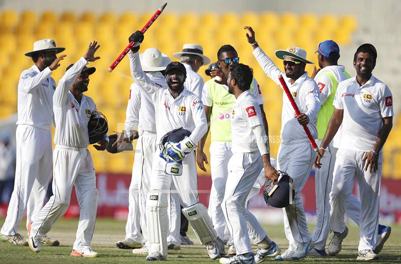 Sri Lanka players celebrate after they beat Pakistan during their fifth day at First Test cricket match in Abu Dhabi, United Arab Emirates, Monday, Oct. 2, 2017. Photo: AP