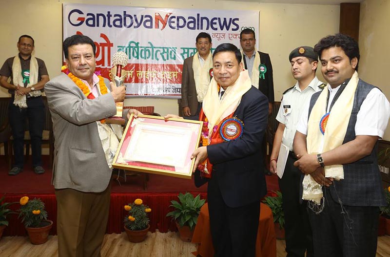 Vice President Nanda Bahadur Pun (centre) presents tourism lifetime achievement award to the Pacific Asia Travel Association, Nepal Chapter Chairman and tourism entrepreneur Suman Pandey (left) on the occasion of the fourth anniversary of gantabyanepalnews.com, in Kathmandu, on Tuesday, October 17, 2017. Photo: THT