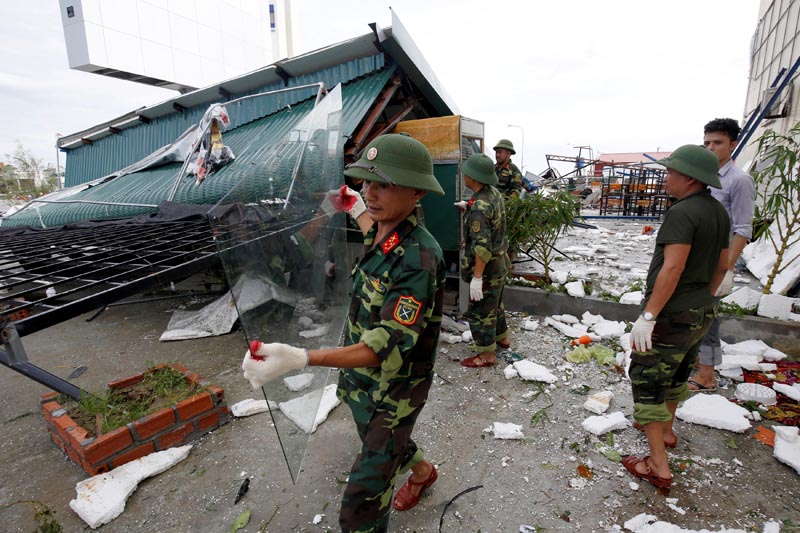Vietnamese soldiers work at a damaged building after the Doksuri storm passed through Ha Tinh province, Vietnam September 16, 2017. Photo: Reuters