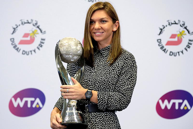 Simona Halep of Romania poses with her WTA Year-End World Number One trophy during a news conference in the WTA Tour Finals, at Singapore Indoor Stadium, in Singapore, on October 29, 2017. Photo: Reuters