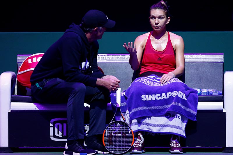 Simona Halep of Romania speaks to her coach during her group stage match against Elina Svitolina of Ukraine in WTA Tour Finals, at Singapore Indoor Stadium, in Singapore, on October 27, 2017. Photo: Reuters