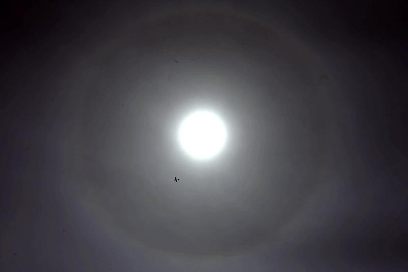 A plane flies past a solar halo near an airport in Colombo, Sri Lanka October 16, 2017. Photo: Reuters