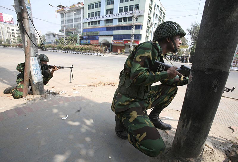 Bangladesh army soldiers take positions near the headquarters of Bangladesh Rifles in Dhaka, on Feberuary 25, 2009. Photo: AP/ File