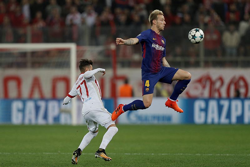 Barcelonau2019s Ivan Rakitic in action with Olympiacos' Diogo Figueiras during the Champions League match between Olympiacos and FC Barcelona, at Karaiskakis Stadium, in Piraeus, Greece, on October 31, 2017. Photo: Reuters.