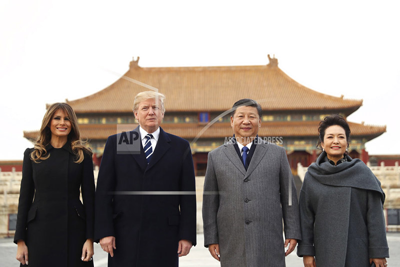 President Donald Trump, second left, first lady Melania Trump, left,  Chinese President Xi Jinping, second right, and his wife Peng Liyuan, right, stand together as they tour the Forbidden City, Wednesday, Nov. 8, 2017, in Beijing, China. Photo: AP