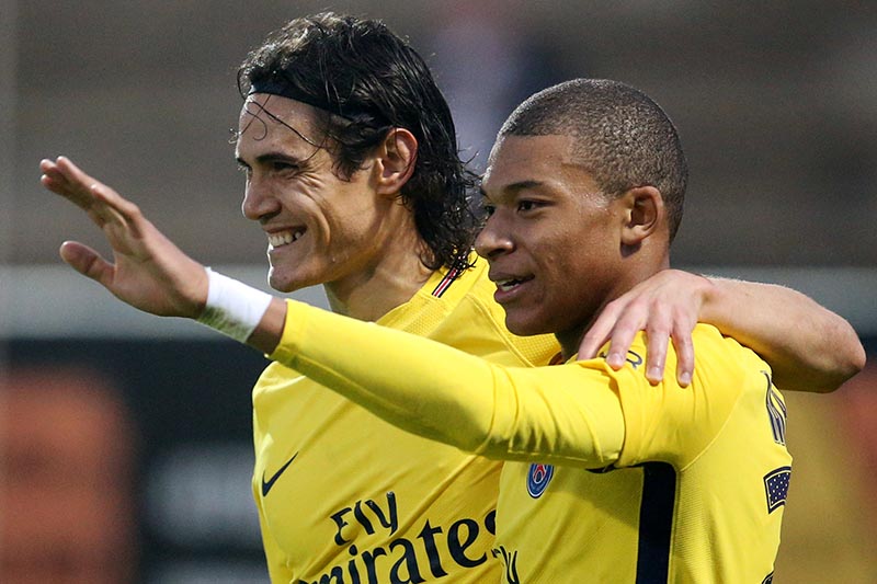 Paris Saint-Germainu2019s Edinson Cavani celebrates scoring their third goal with Kylian Mbappe during the Ligue 1 match between Angers and Paris St Germain, at, Stade Jean-Bouin, in Angers, France, on November 4, 2017. Photo: Reuters