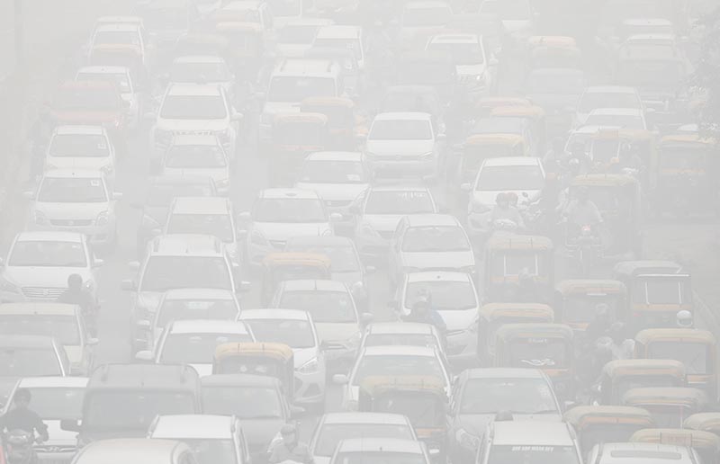 Vehicles drive through heavy smog in Delhi, India, on Wednesday, November 8, 2017. Photo: Reuters