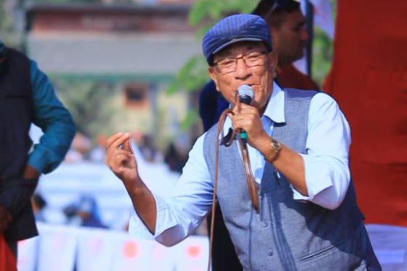 Popular singer and CPN-Maoist Centre central adviser Khushi Ram Pakhrin singing a song before he died of heart attack at a ceremony to condole Prakash Dahalu2019s death in Bharatpur, Chitwan, on Tuesday, November 21, 2017. Photo: THT