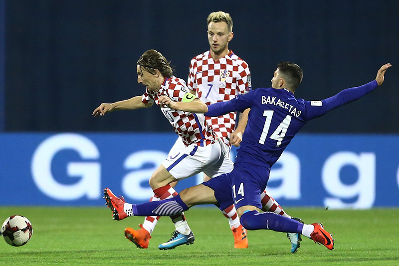 Croatia's Luka Modric and Ivan Rakitic (C) in action with Greece's Anastasios Bakasetas. Photo: Reuters