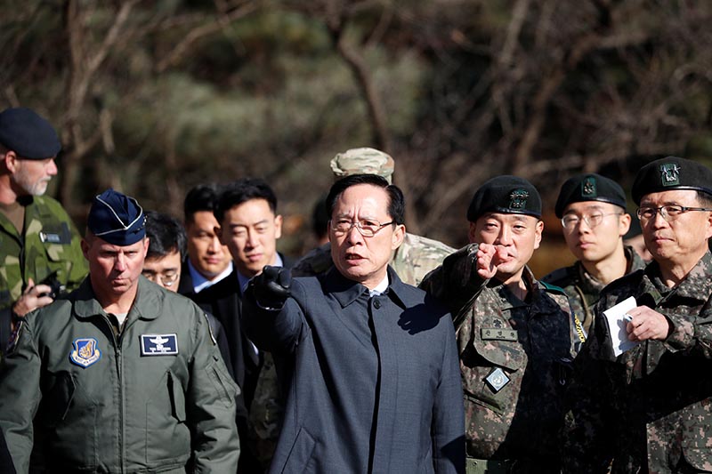 South Korean Defence Minister Song Young-moo visits a spot where a North Korean has defected crossing the border on November 13, at the truce village of Panmunjom inside the demilitarized zone, South Korea, November 27, 2017. Photo: Reuters