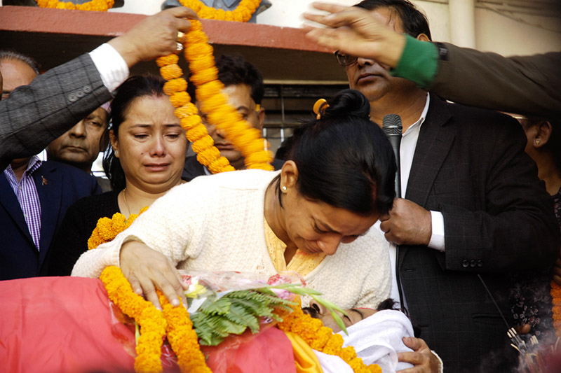 Sister Renu Dahal pays final tribute to Prakash Dahal, who died of sudden cardiac arrest, at Paris Danda in Kathmandu, on Sunday, November 19, 2017. Photo: Naresh Shrestha