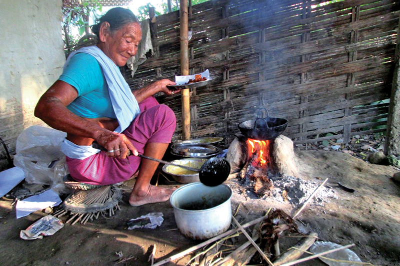 Devi Modi cooking pakoras in Budhiganga Rural Municipality, Morang, on Friday. Photo: THT