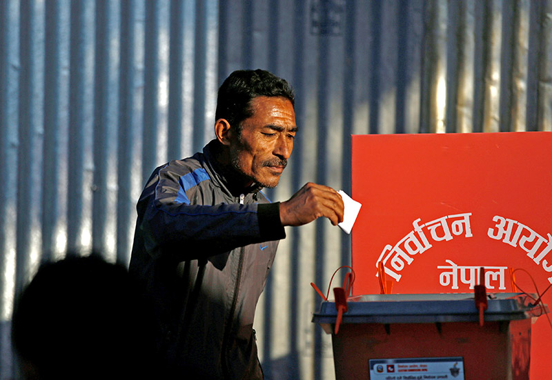 A man cast his vote on a ballot box during the parliamentary and provincial elections at Chautara in Sindhupalchok District November 26, 2017. Photo: Reuters