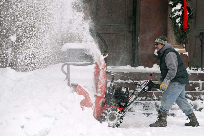 Frank Necci clears snow from St. Andrews Catholic Church, Friday, December 29, 2017, in Erie, Pennsylvania. Photo: AP