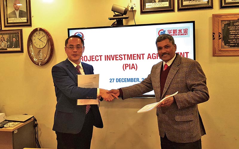 Maha Prasad Adhikari, CEO of IBN (right), and Liu Jianguo, overseas development director of Huaxin Cement, shaking hands after signing the project investment agreement, in Kathmandu, on Wednesday. Photo Courtesy: IBN