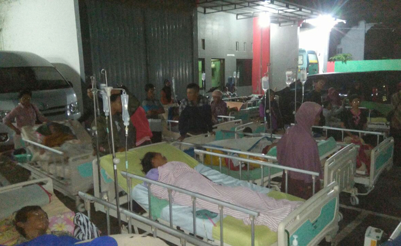 Patients are evacuated outside a hospital following an earthquake in Banyumas, Central Java, Indonesia, Saturday, December 16, 2017. A strong earthquake shook the island of Java just before midnight Friday triggering a tsunami warning for parts of the main island's coastline. Photo: AP
