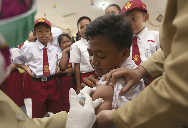 A student receives a diphtheria vaccine at a primary school on the first day of a campaign in Tangerang, Indonesia, on Monday, December 11, 2017. Photo: AP