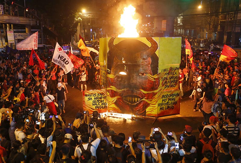 Protesters burn an effigy of President Rodrigo Duterte during a rally near the Presidential Palace in Manila to mark the United Nations Declaration of International Human Rights Day, in Manila, Philippines, on Sunday, December 10, 2017. Photo: AP