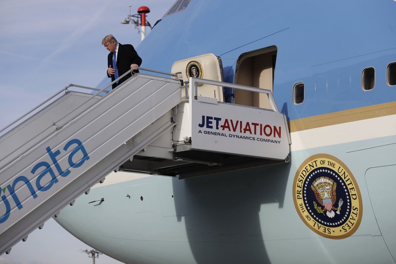 US President Donald Trump steps off Air Force One on arrival at Zurich International Airport for the Davos World Economic Forum, Thursday, January 25, 2018. Photo : AP 