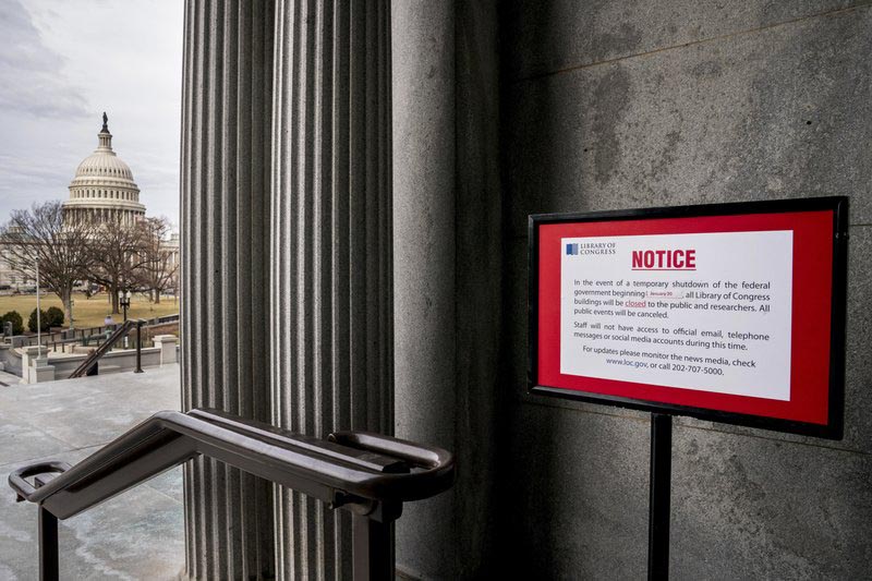 The dome of the Capitol Building is visible at left of a closure sign that is posted outside of the Library of Congress during a government shutdown in Washington, Monday, January 22, 2018. Photo: AP