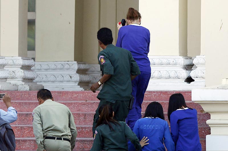 Tammy Davis-Charles, upper right, arrives at an appeals court in Phnom Penh, Cambodia, on Monday, January 8, 2018. Photo: AP