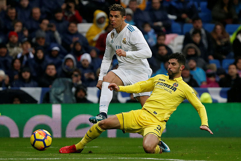 Real Madridu2019s Cristiano Ronaldo shoots at goal as Villarreal's Alvaro Gonzalez challenges. Photo: Reuters