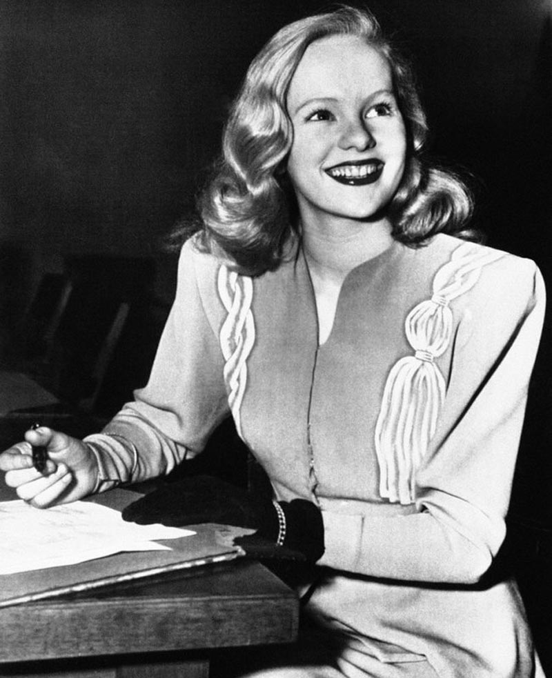 File - Actress Peggy Cummins, 20, smiles in Superior Court, in Los Angeles, after her contract with Twentieth Century-Fox Studio had been approved on Dec. 26, 1945. Photo: AP