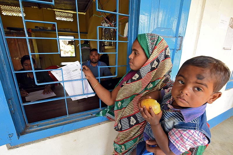 A woman carrying her son arrives to check her name on the draft list of the National Register of Citizens (NRC) at an NRC centre in Chandamari village in Goalpara district in the northeastern state of Assam, India, on January 2, 2018. Photo: Reuters