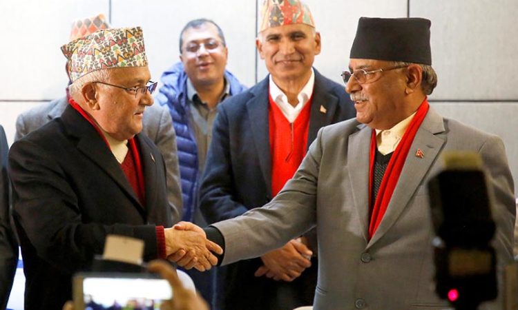 Chairman of Communist Party of Nepal (Unified Marxist-Leninist) (CPN-UML) party Khadga Prasad Sharma Oli, also known as K.P. Oli, (L) shakes hands with the chairman of Communist Party of Nepal (Maoist Centre) Pushpa Kamal Dahal, during a news conference in Kathmandu, Nepal December 17, 2017. Photo: Reuters