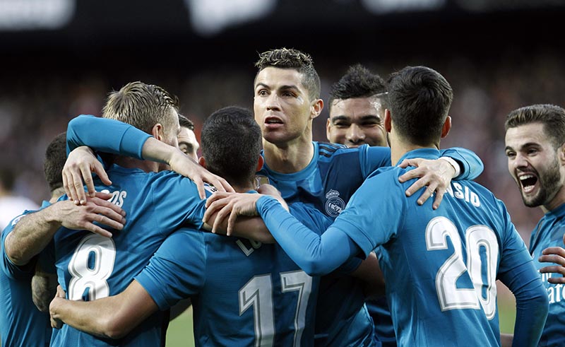 Real Madrid's Toni Kroos (left), celebrates with Cristiano Ronaldo (center), and other teammates after scoring, during the Spanish La Liga soccer match between Valencia and Real Madrid at the Mestalla stadium in Valencia, Spain, on Saturday, January 27, 2018. Photo: AP