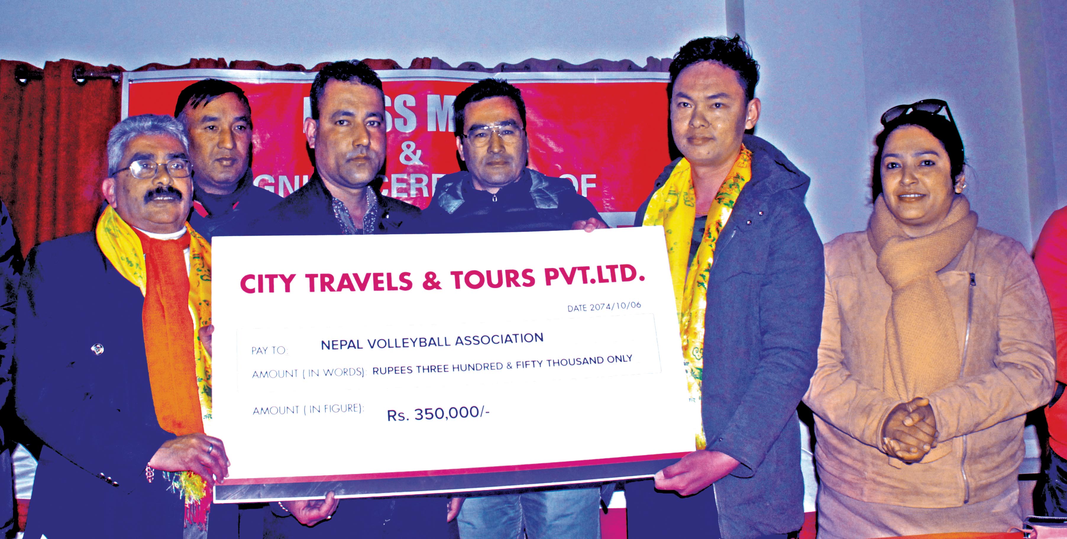 NVA President Manoranjan Raman Sharma (left) receives a cheque from City Travels and Tours Director Shir Bahadur Tamang (right) at a programme in Kathmandu on Saturday. Photo: THT