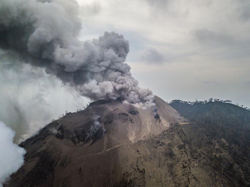 In this photo provided by Brenton-James Glover, ash plumes rise from the volcano on Kadovar Island, Papua New Guinea in the South Pacific Sunday, Jan. 21, 2018. Photo: AP