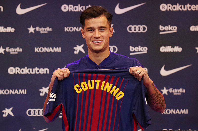 FC Barcelona's new signing Philippe Coutinho poses with the club shirt. Photo: Reuters
