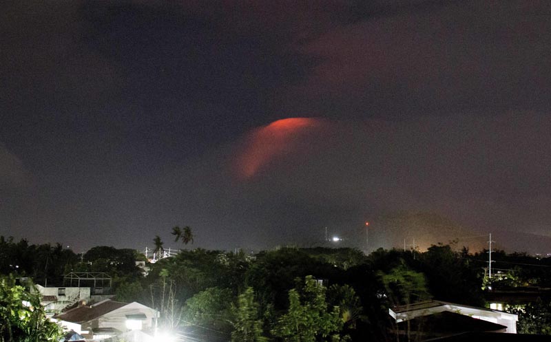 In this Sunday, January 14, 2018, photo provided by Earl Recamunda, an orange glow is seen at the cloud-shrouded crater of Mayon volcano at Legazpi city, Albay province, about 340 kilometers (210 miles) southeast of Manila, Philippines. Photo: AP